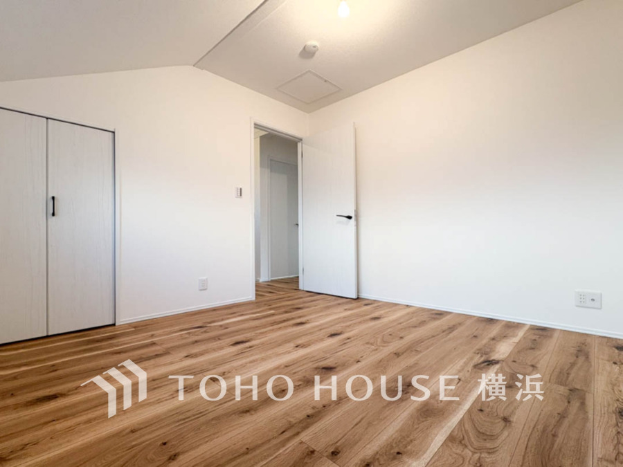 明るく清潔感のある白壁と木目調フローリングが調和した、シンプルで使いやすい洋室です。