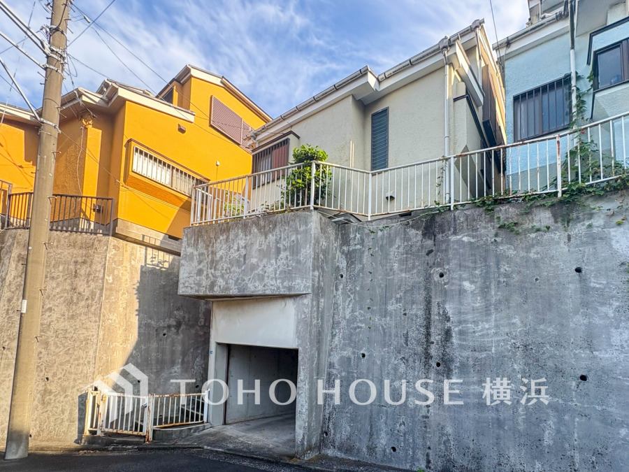 杉田駅徒歩6分。安心のビルトイン車庫付きの木造2階建て住宅。