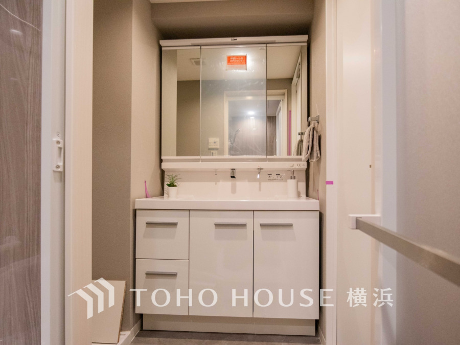 清潔感あふれるホワイトの洗面台。収納力が高く、使いやすい鏡付きで毎日の身支度も快適です。