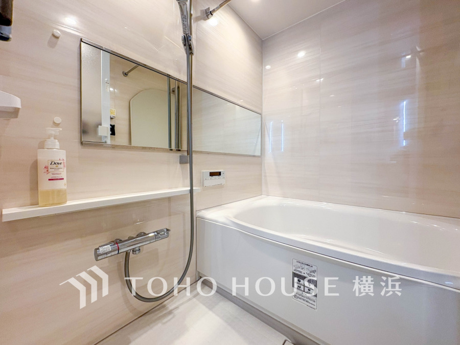 清潔感あふれる白を基調とした浴室は、ゆったりくつろげる広さと使いやすさを兼ね備えています。