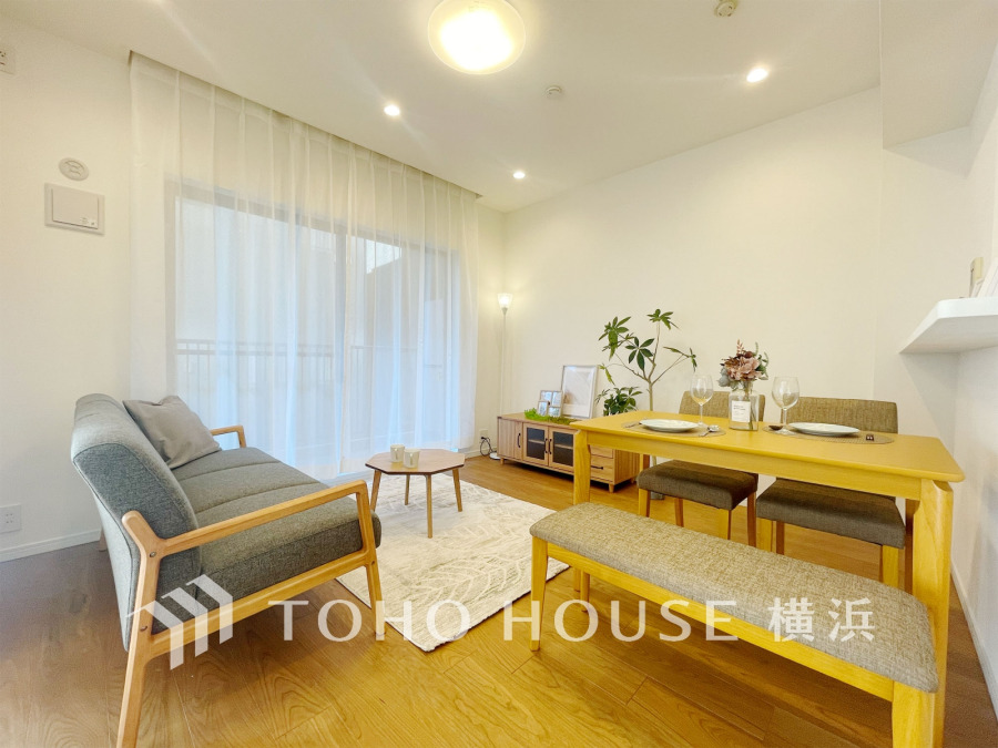 南西向きの大きな窓からたっぷりと光が入る明るいLDK。落ち着いた雰囲気に包まれた空間です。
