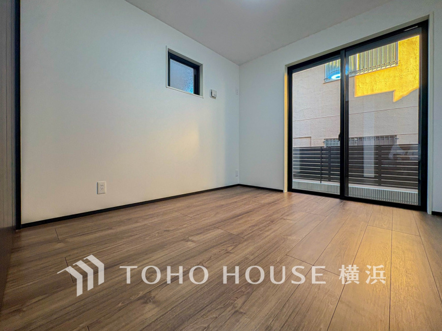 穏やかな風と陽光を導き、プライバシーに配慮された設計プランを採用し、居住性を一段と心地よいものにしています。明るく開放的な空間を演出しております。