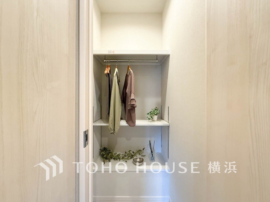【WIC】洋服やバッグなどかさばる物を大量に収納できます。タンスなどの収納家具を置かずに済むので、お部屋を丸ごと使えてスッキリ♪