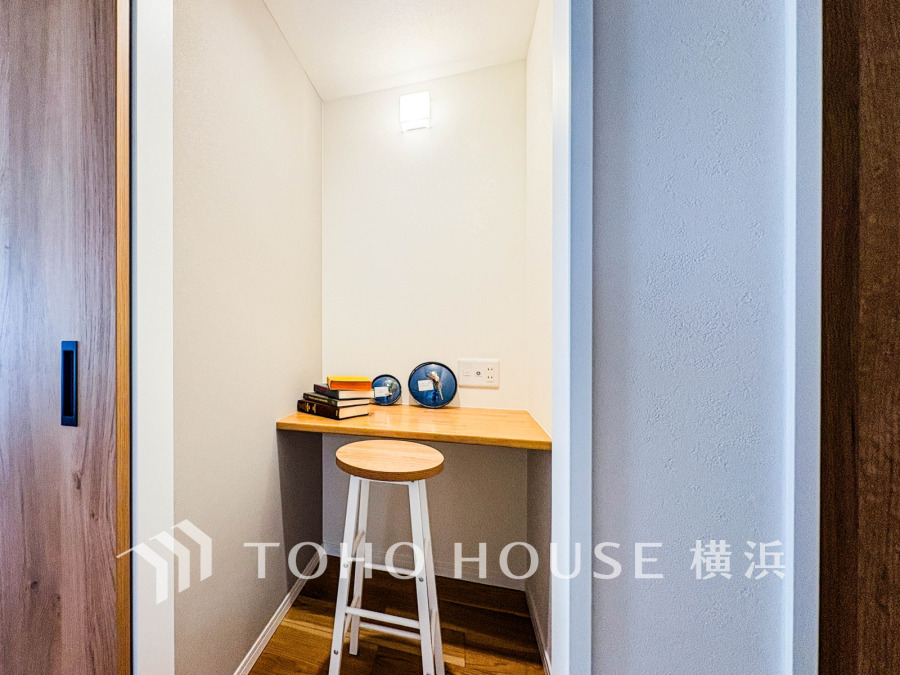 ワークスペースとしてだけでなく、落ち着ける大人の空間として読書をしたりコレクションを並べたり趣味を楽しむスペースにしたり。多目的にご利用いただける便利な空間です。