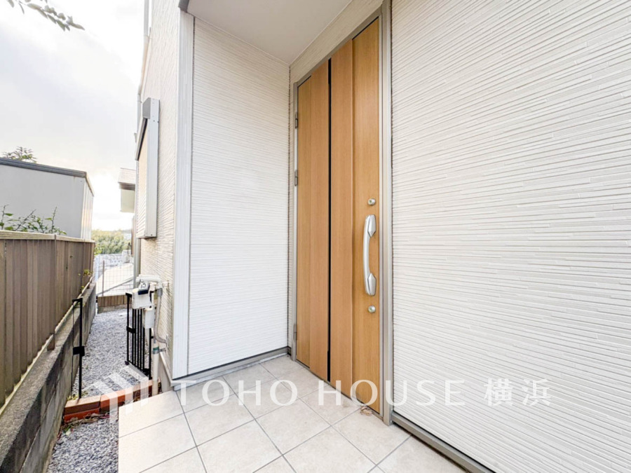 上質感漂う玄関へのアプローチ。居住者の帰り、訪れる方を優しく迎える・安らぎに満ちた生活空間を予感させる。健やかな暮らしを楽しめそう。