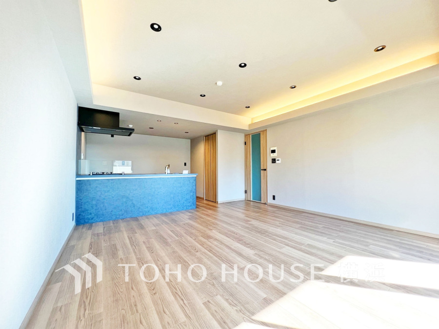 明るく開放的な空間が広がるLDK。室内には豊かな陽光が注ぎ込み、爽やかな住空間を演出。
