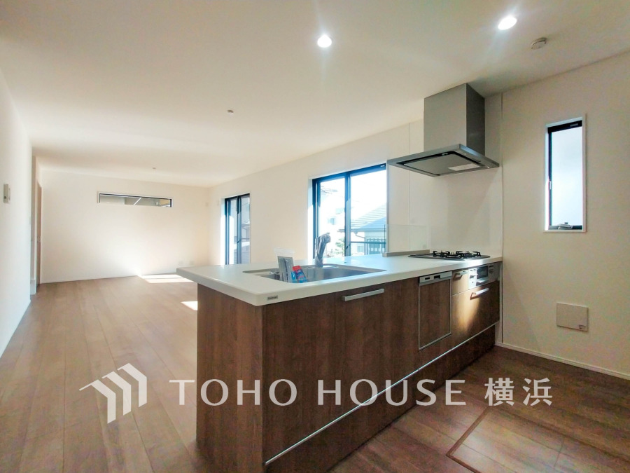 開放的な対面キッチンは、リビングで寛ぐご家族と会話をしながらお料理が出来ます。