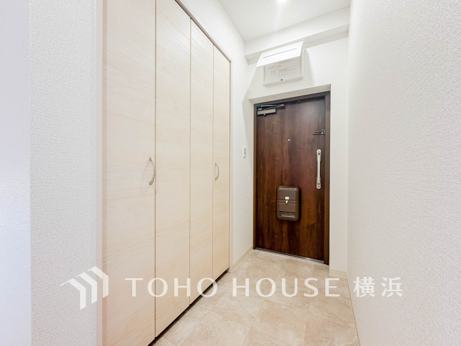 収納力の豊富なシューズボックスを設置した玄関スペース。