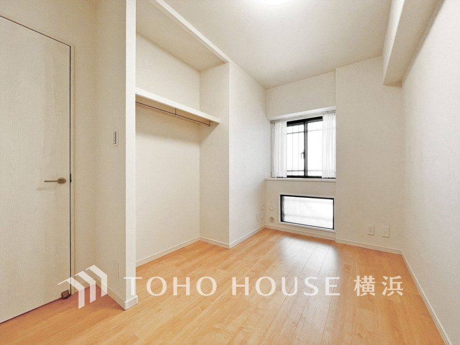 シンプルで使いやすい収納スペース付きの快適な空間です。