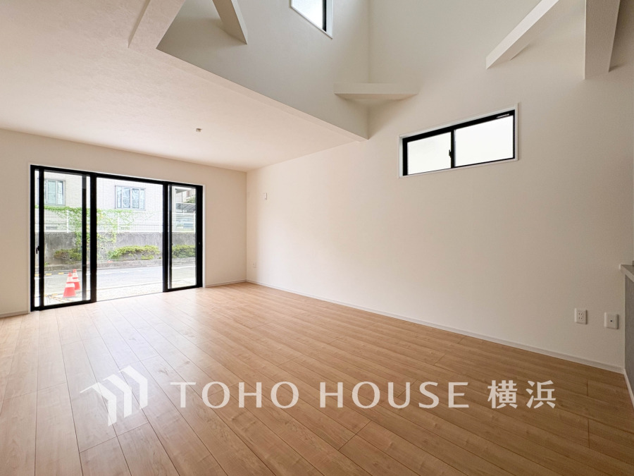 明るく開放的な空間が広がるLDK。室内には豊かな陽光が注ぎ込み、爽やかな住空間を演出。ホームパーティーでもゲストと一緒に料理を楽しみながら楽しい時間を過ごせそう。