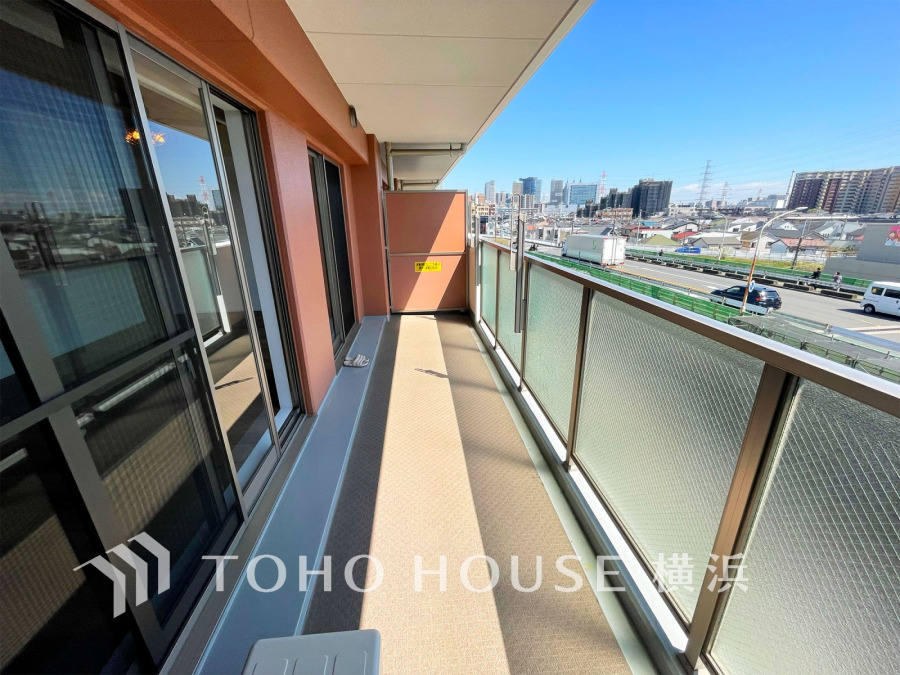 たっぷりの陽光が差し込む南向きのバルコニー。周辺には陽射しを遮る高い建物がなく、太陽の恵みを存分に享受できます。爽やかな風と暖かな陽射しが紡ぐハーモニーが日々の暮らしのBGMに。