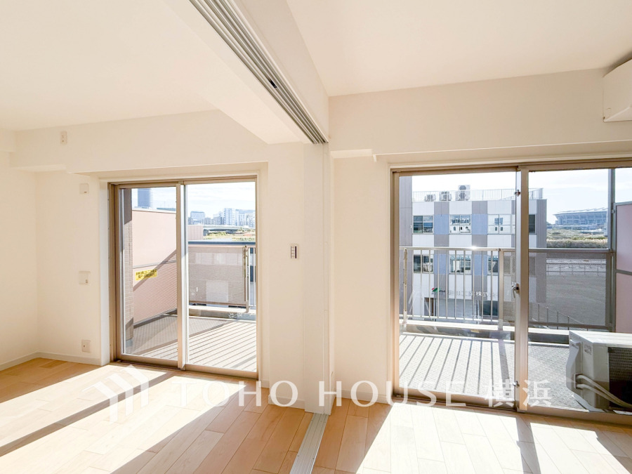 穏やかな風と陽光を導き、プライバシーに配慮された設計プランを採用し、居住性を一段と心地よいものにしています。明るく開放的な空間を演出しております。