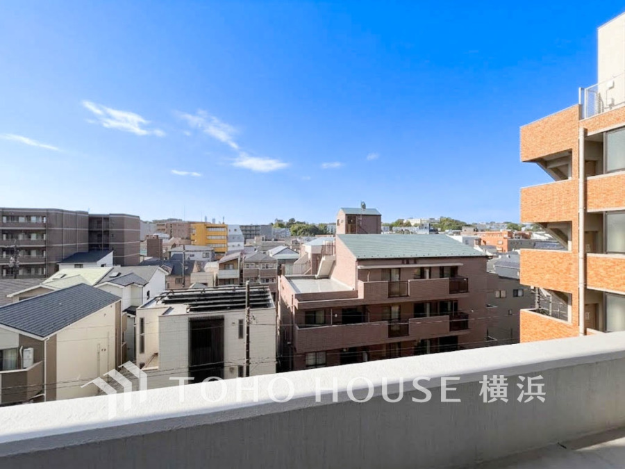 開放感があり、遮るものもなく気持ちのいい景色が広がります。お部屋にも爽やかな風と暖かく柔らかな日差しが差し込み、毎日の暮らしを豊かに彩ります。