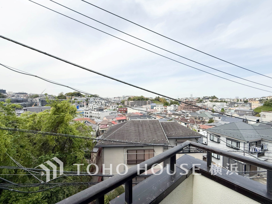 バルコニーからはみなとみらい方面一望の開放的な眺望が広がります。