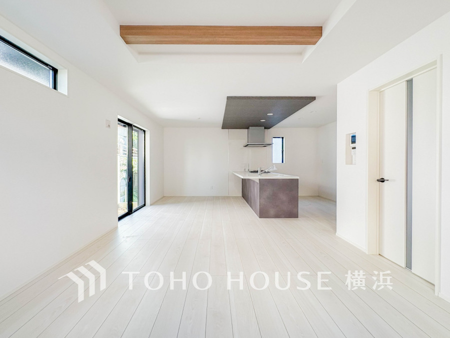 家族と過ごすひと時を溢れる光が優しく包み込むリビングダイニング。家族とともに、心穏やかに過ごすひととき。家族との時間、自分の時間を大切にできる空間がここにあります。