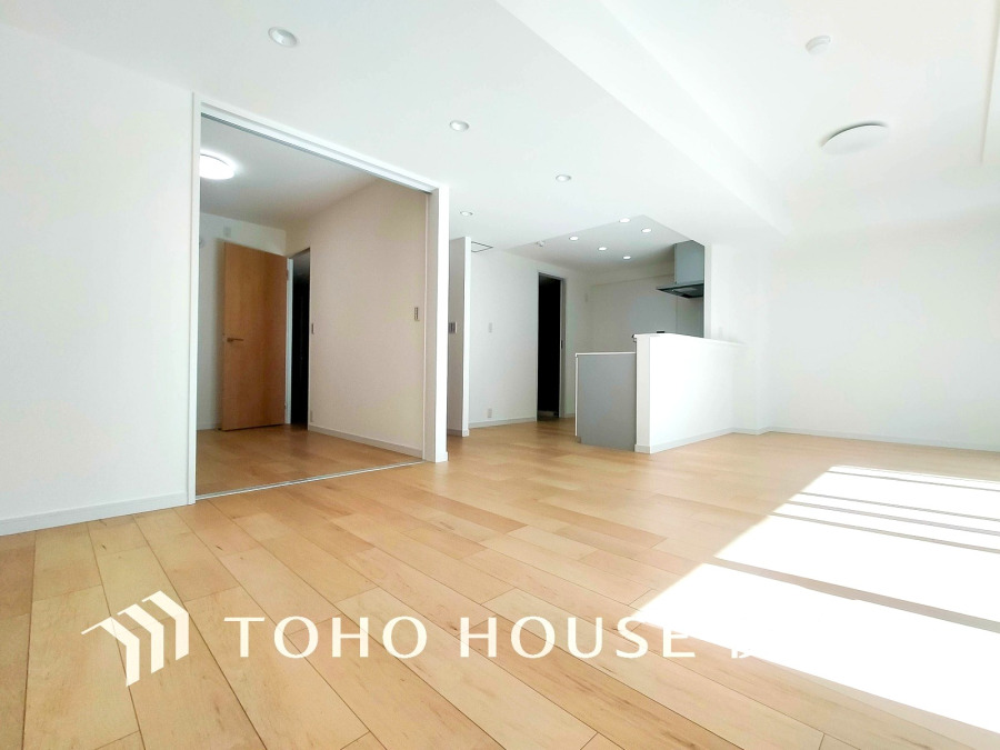 和やかで洗練された空間の演出。寛ぎとコミュニケーションを育む居心地のよい場所。やわらかな陽射しが降り注ぎ、室内に開放感と爽快感をもたらします。