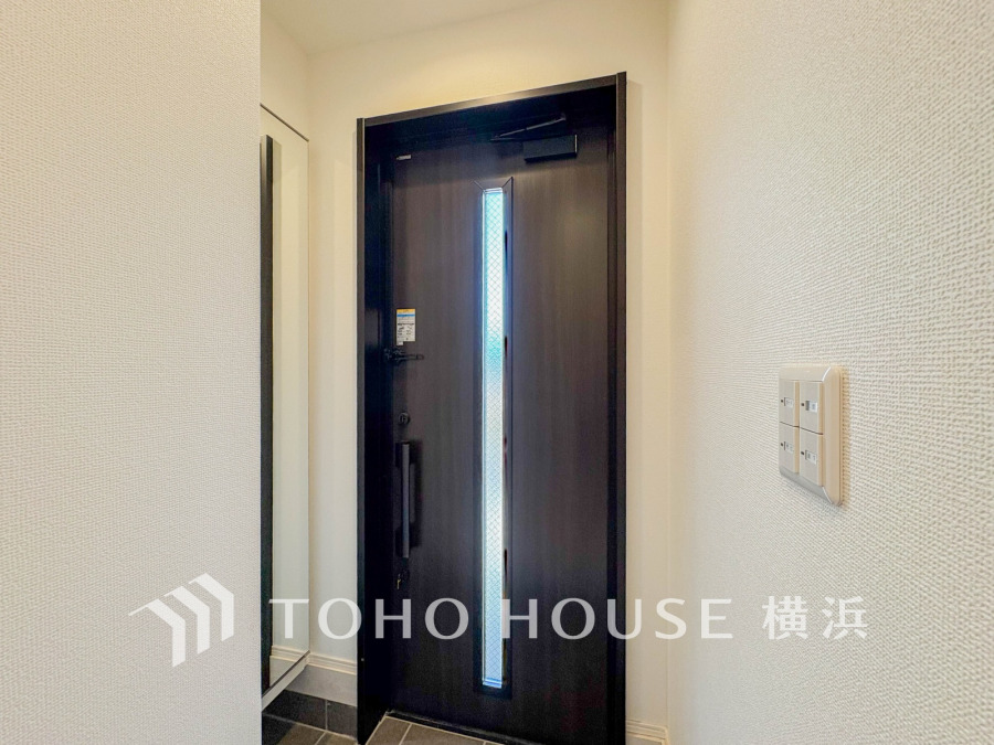 お客様をお迎えする玄関は落ち着いた雰囲気。帰り着くたびに洗練されたテイストの空間に迎えられ誇りと喜びを感じる玄関まわりです。