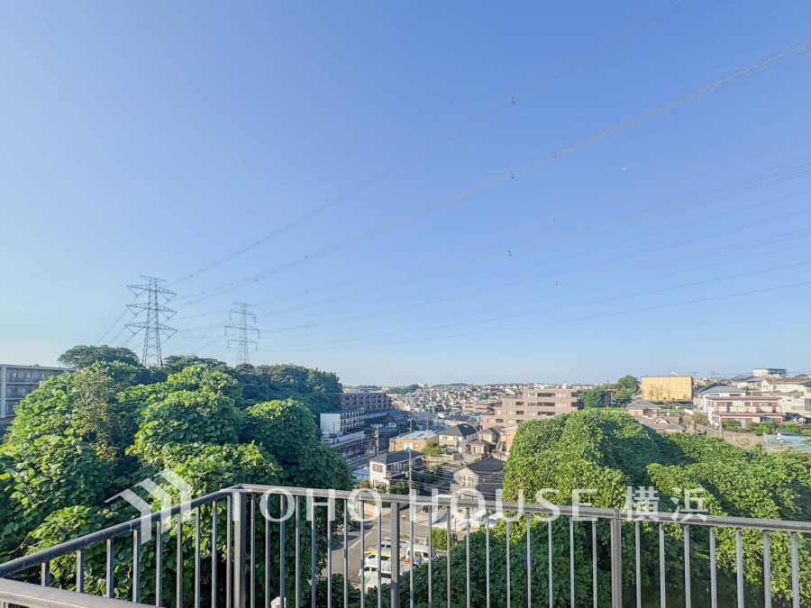 のびやかな眺望の広がる開放的な住環境。爽やかな風を感じ、暖かな光を浴びて、快適な暮らしをここから。
