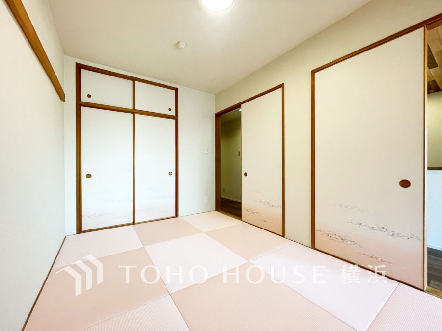 収納力のある押入れを設置した6帖の和室。横になって寛げる温かみのある空間です。
