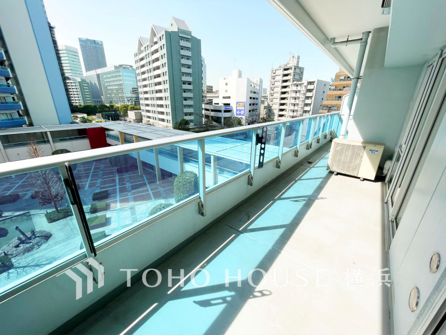 心地よい陽光と風を感じるバルコニー。都会の景観を楽しみながら過ごせます。