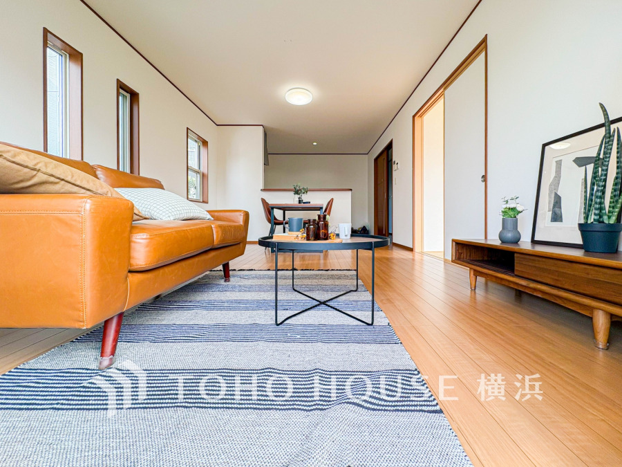 明るく開放的な空間が広がるLDK。室内には豊かな陽光が注ぎ込み、爽やかな住空間を演出。ホームパーティーでもゲストと一緒に料理を楽しみながら楽しい時間を過ごせそう。