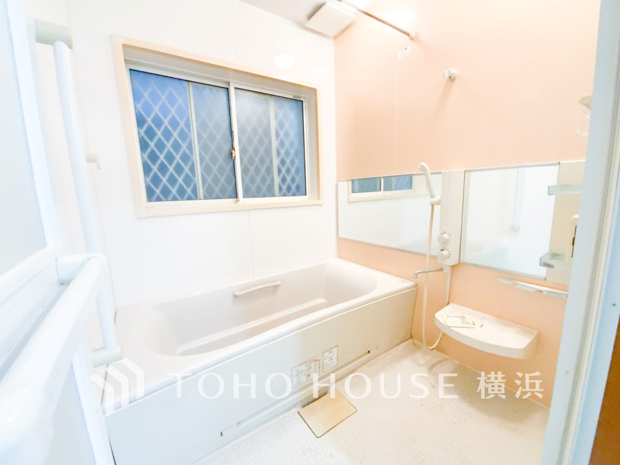 1日の疲れを癒すバスルームは、心地よいリラックスを叶える清潔感溢れる美しい空間です。心からゆったりと寛いでいただけるよう、ゆとりのスペースを確保してます。