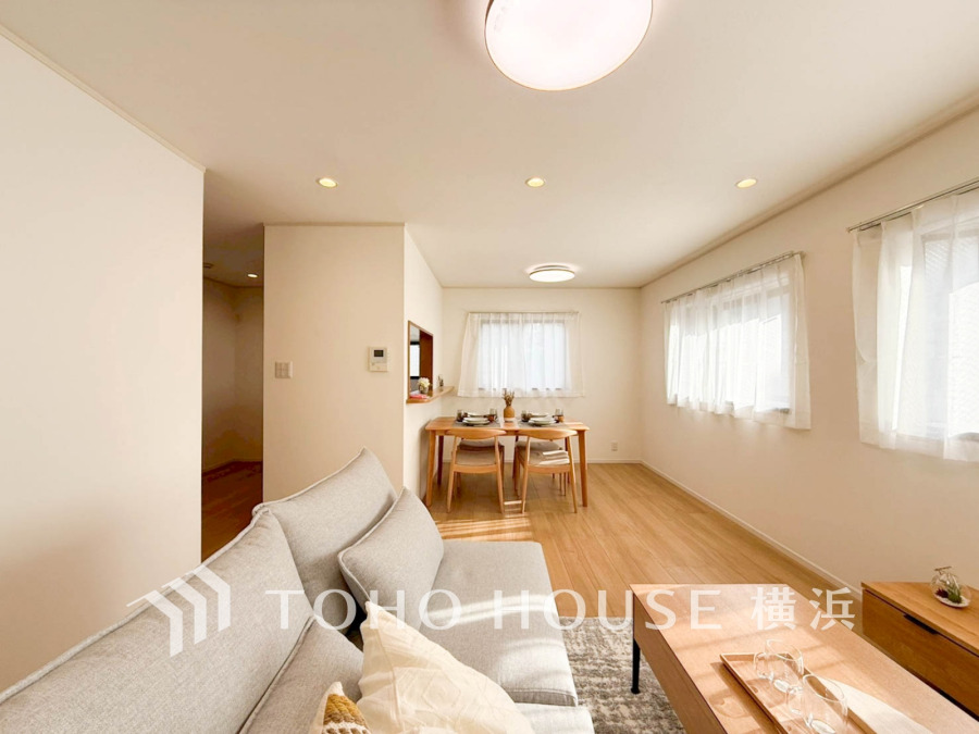 開放的な広さと2面採光がもたらす、光溢れ豊かな居住空間はこの住まいのクオリティを感じさせてくれます。豊かな時間が流れるこの場所に暮す喜び