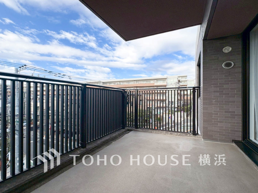 気持ちのいい空が見渡せる広いバルコニー。爽やかな風を感じて、心躍る素敵な暮らしがはじまります。