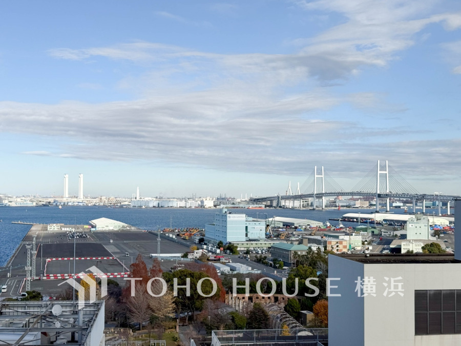 横浜ベイブリッジを望む開放的な眺望。海と街が織りなす景色が日々の暮らしに安らぎをもたらします。