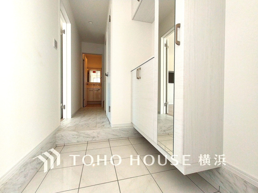 上質感漂う玄関と廊下。居住者の帰り、訪れる方を優しく迎える・安らぎに満ちた生活空間を予感させる。健やかな暮らしを楽しめることでしょう。