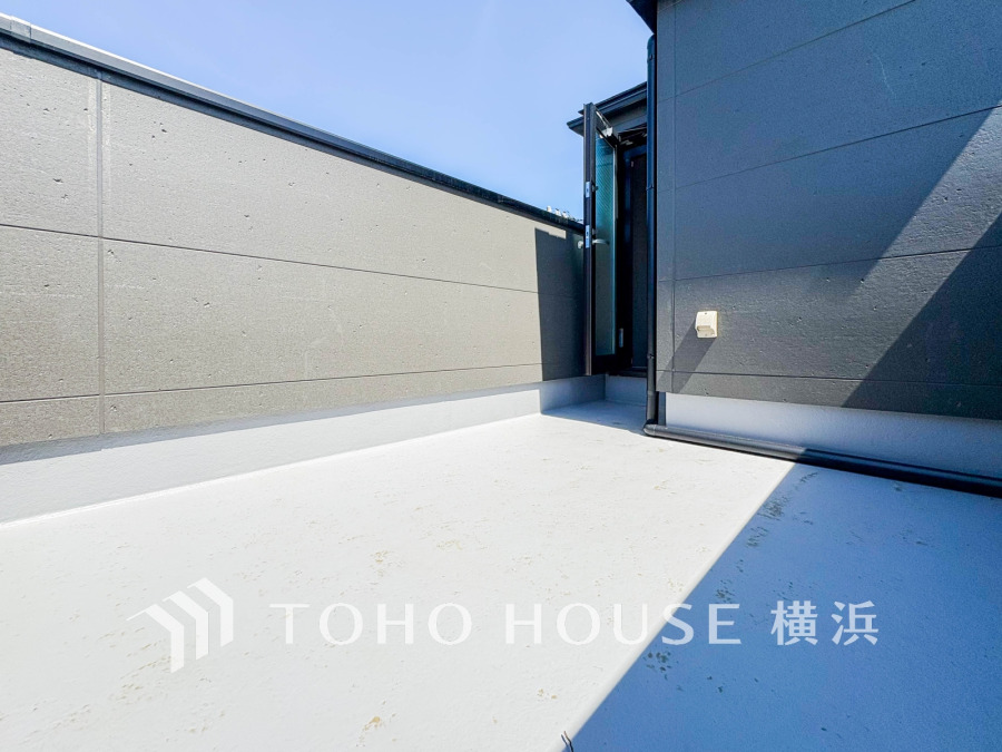 見事なまでの開放的な空間を演出しながら、太陽の笑顔と星々のささやきが舞い込み、爽やかな風を感じられます。