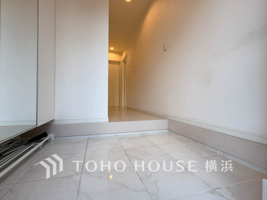 上質感漂う玄関と廊下。居住者の帰り、訪れる方を優しく迎える・安らぎに満ちた生活空間を予感させる。健やかな暮らしを楽しめそう。