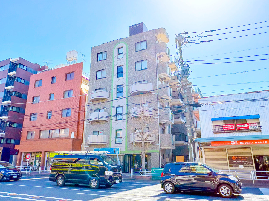 時代の流れに惑わされないシックなカラートーンで街並みに溶け込む外観は、主張し過ぎず、また平凡になり過ぎず絶妙なコントラストで輝きを放ちます。