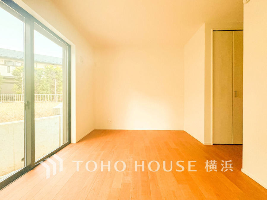 大きな窓からたっぷりの陽射しが注ぎ込む明るい洋室。クローゼットも設置済みです。
