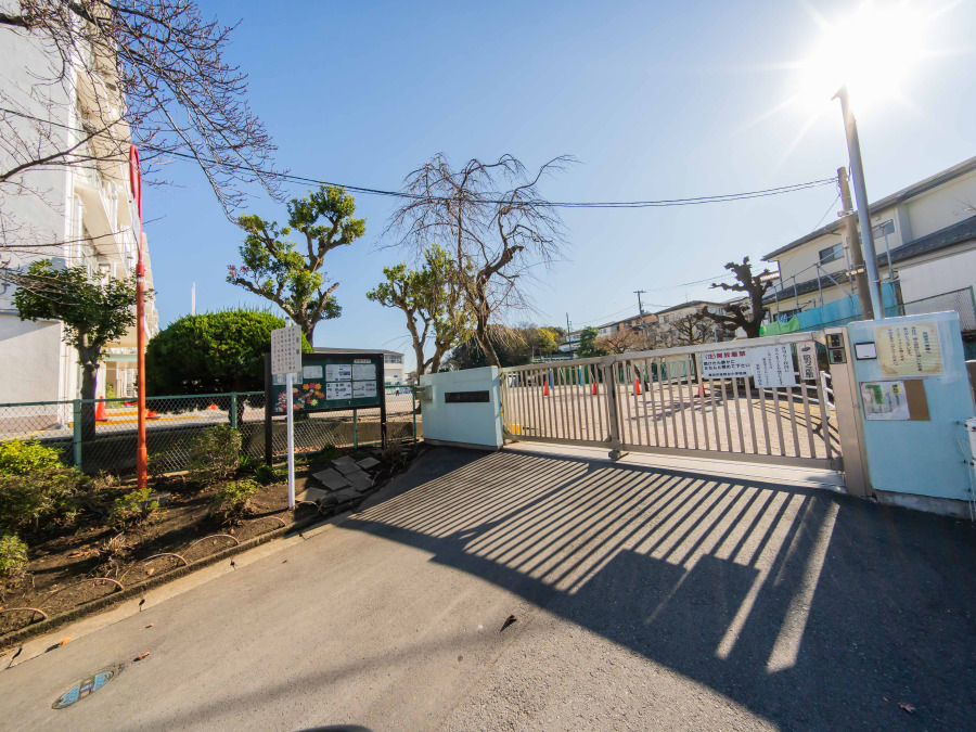 横浜市立笹野台小学校　約600ｍ
