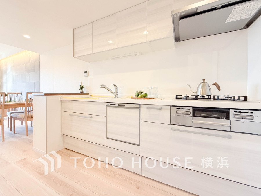 明るく清潔感あふれるシステムキッチン。収納豊富で使い勝手も良く、家事が快適に進みます。