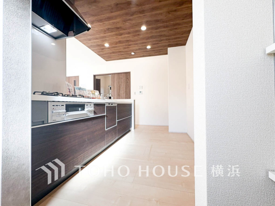 プライベートスペースを彩るインテリアとしての美と、快適な日常を支える機能性と強さがひとつになったキッチンです。開放的な対面カウンターキッチンはリビングと一体感のある空間。