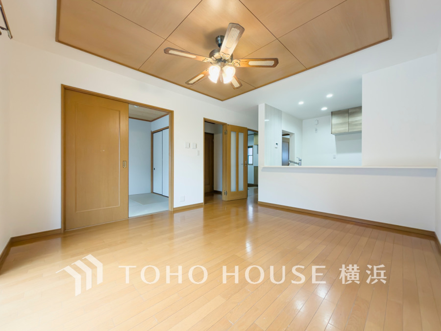 ここにはみんなが集い、食事と楽しい会話が始まる。話に夢中になりすぎて、ついつい時を忘れてしまう。そんな束の間の幸せを感じさせてくれる場所。