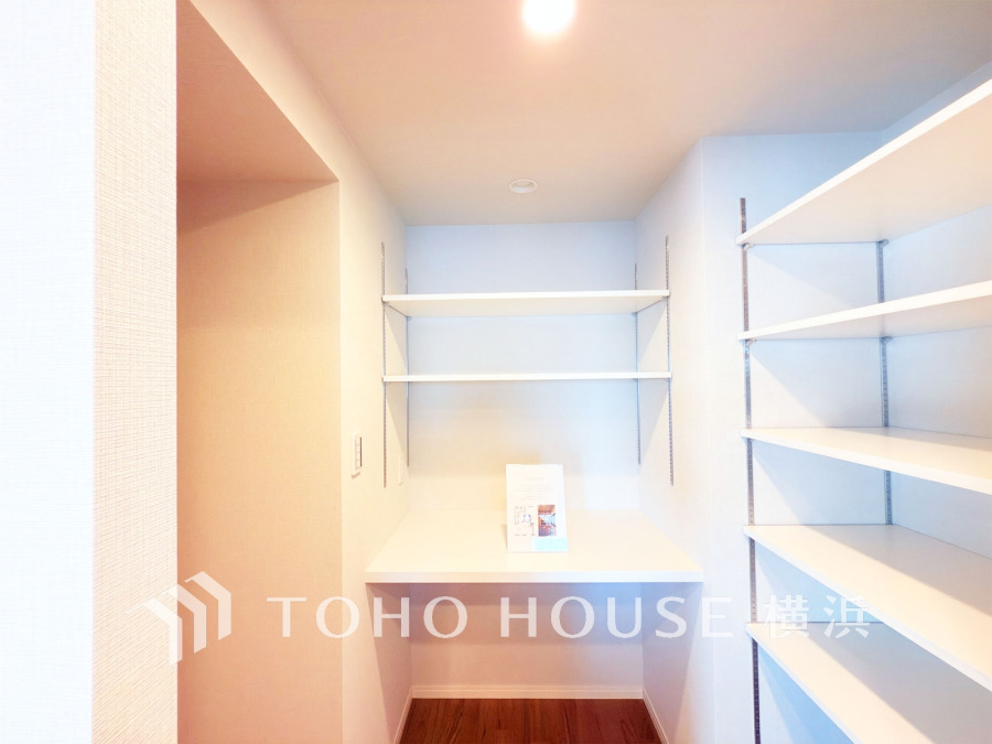 キッチン裏には大型のパントリーを完備。