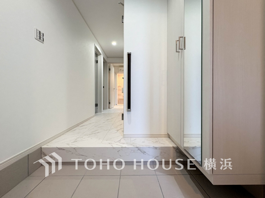 上質感漂う玄関と廊下。居住者の帰り、訪れる方を優しく迎える・安らぎに満ちた生活空間を予感させる。健やかな暮らしを楽しめそう