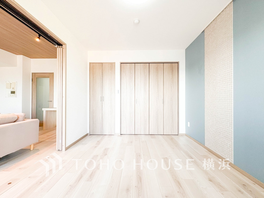 穏やかな風と陽光を導き、プライバシーに配慮された設計プランを採用し、居住性を一段と心地よいものにしています。明るく開放的な空間を演出しております。