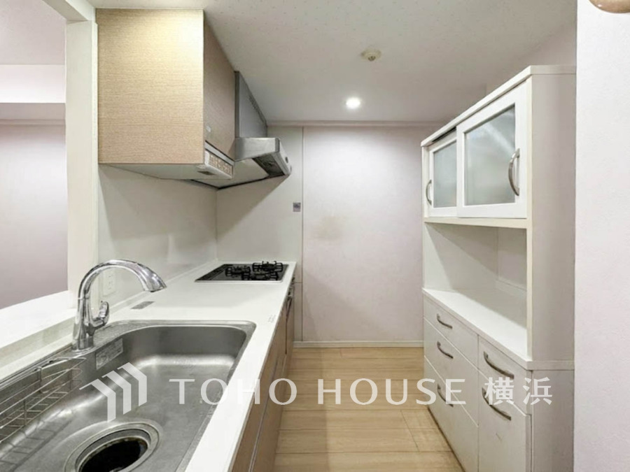 清潔感あふれるシステムキッチン。収納豊富で使いやすく、家事効率を高める設計です。