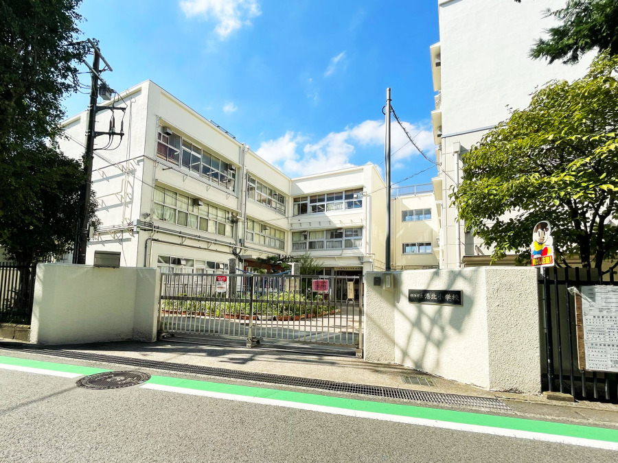 横浜市立神奈川中学校　約850ｍ