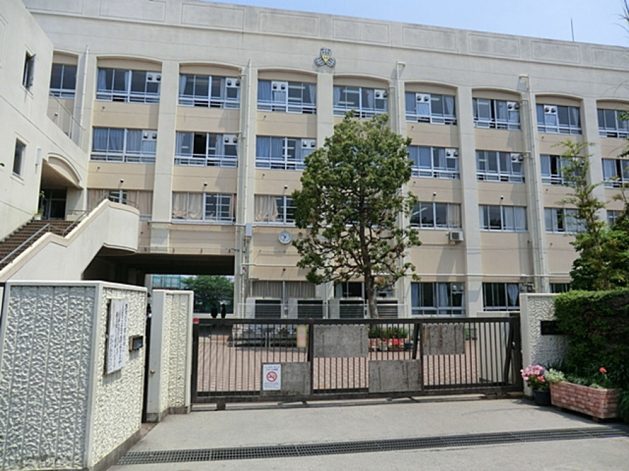 川崎市立西高津中学校　約450ｍ