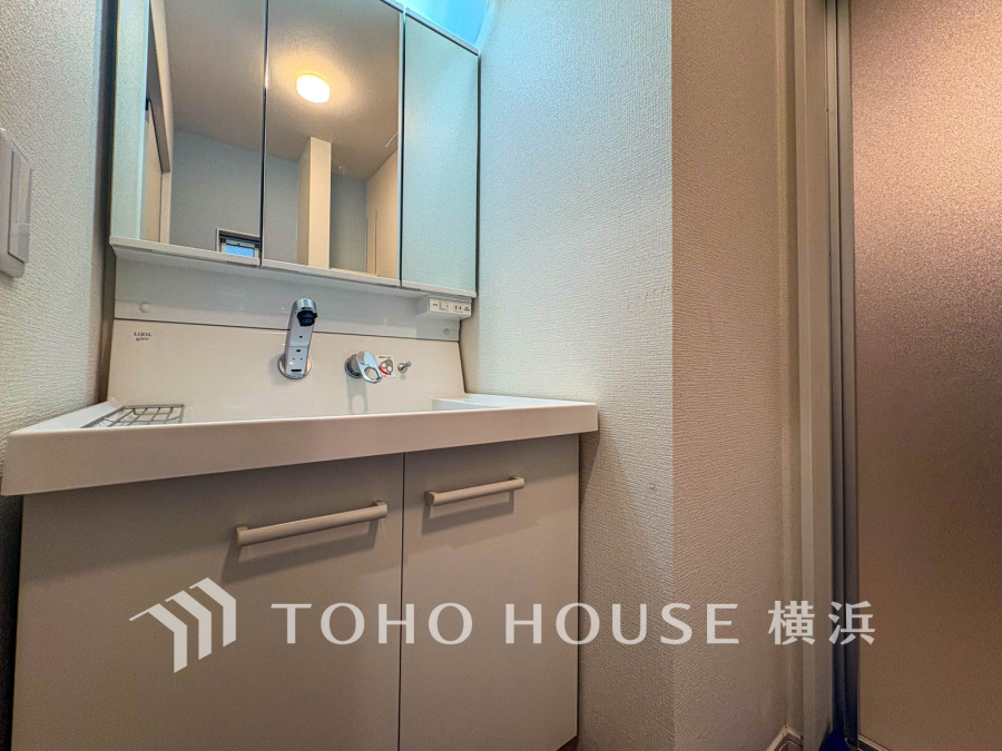 清潔感あふれる洗面台は大きな鏡と収納を備え、毎日の身支度を快適にサポートします。