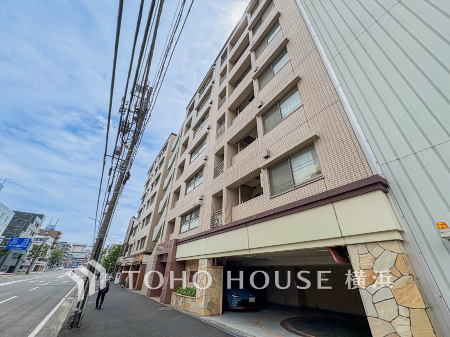 爽やかな青空の下に贅沢なほどに降り注ぐ陽光、豊かな居住性と、クオリティが見事に調和した住空間は、住まうことの喜びを感じさせてくれます。