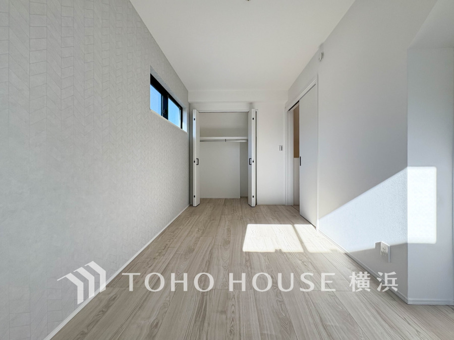 明るい光が差し込む居室は、家族の成長に合わせて様々に変化する空間。大容量のクローゼットで、衣類や思い出の品もスマートに収納できます。