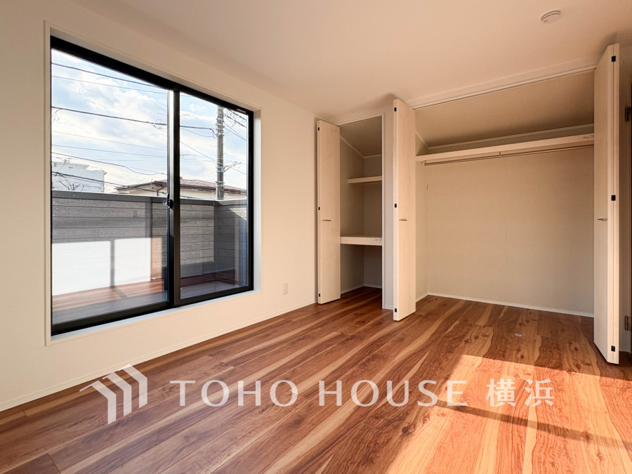 陽光が差し込む広々とした洋室。大容量のクローゼットで収納も充実し、快適な暮らしを実現します。