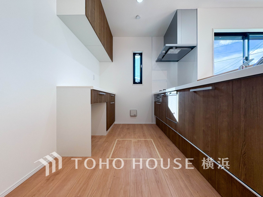 広く取られた対面キッチンは、リビングで寛ぐご家族と会話をしながらお料理が出来ます。高級感のあるカラーで空間をより上質な雰囲気にした、清潔感のあるデザインです。