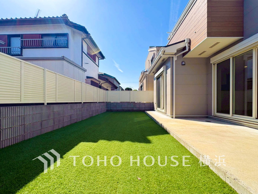 毎日の暮らしの中に癒しを与えてくれるお庭スペース。小さなお子様の遊び場にもちょうど良い空間です。ガーデニングで色とりどりの草花を綺麗に飾ればより一層華やかな空間になります。